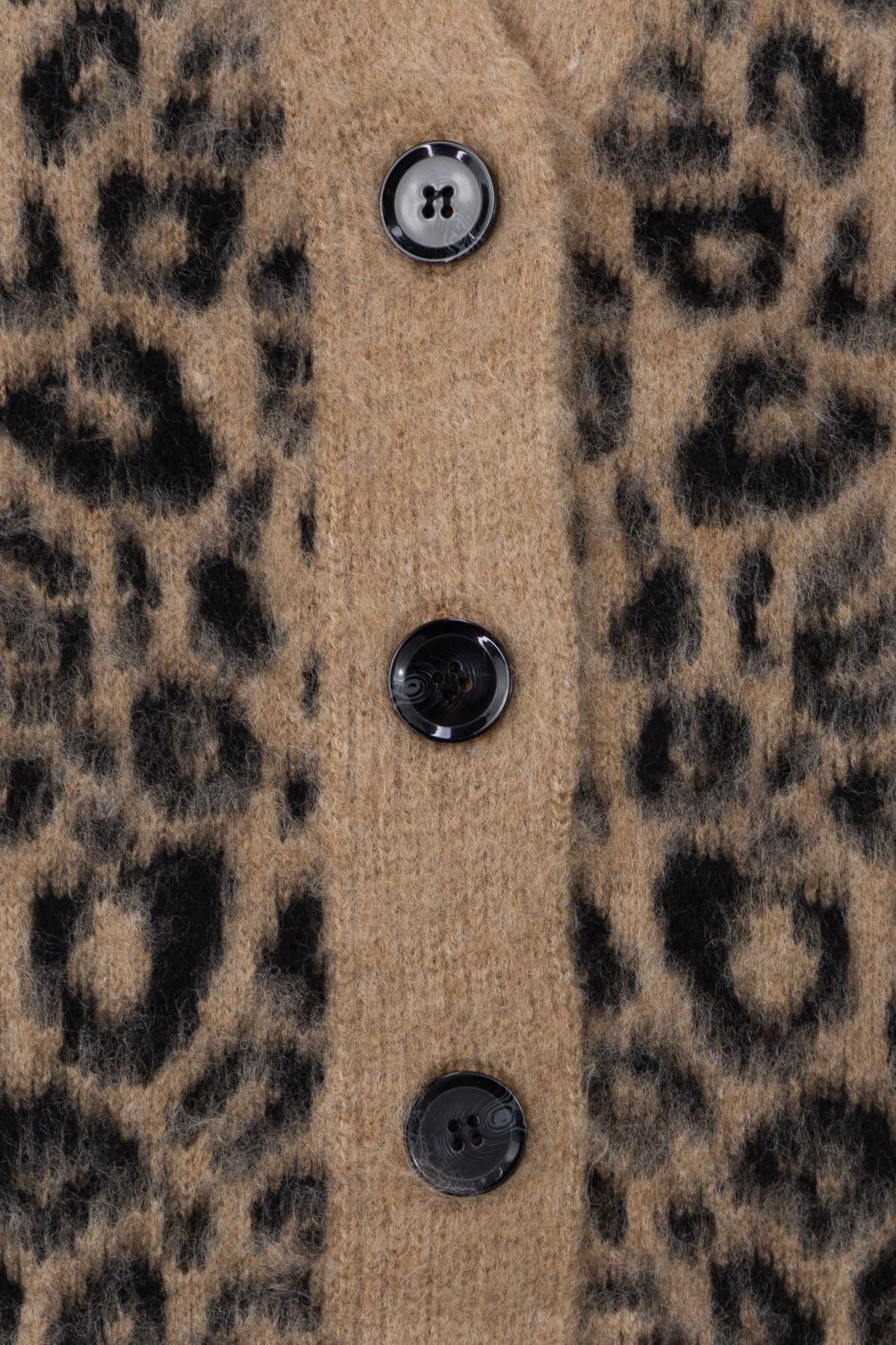 Kadın Kışlık Yün Örme Triko Hırka Over Size Standart Beden V Yaka Modern Leopar Motifli