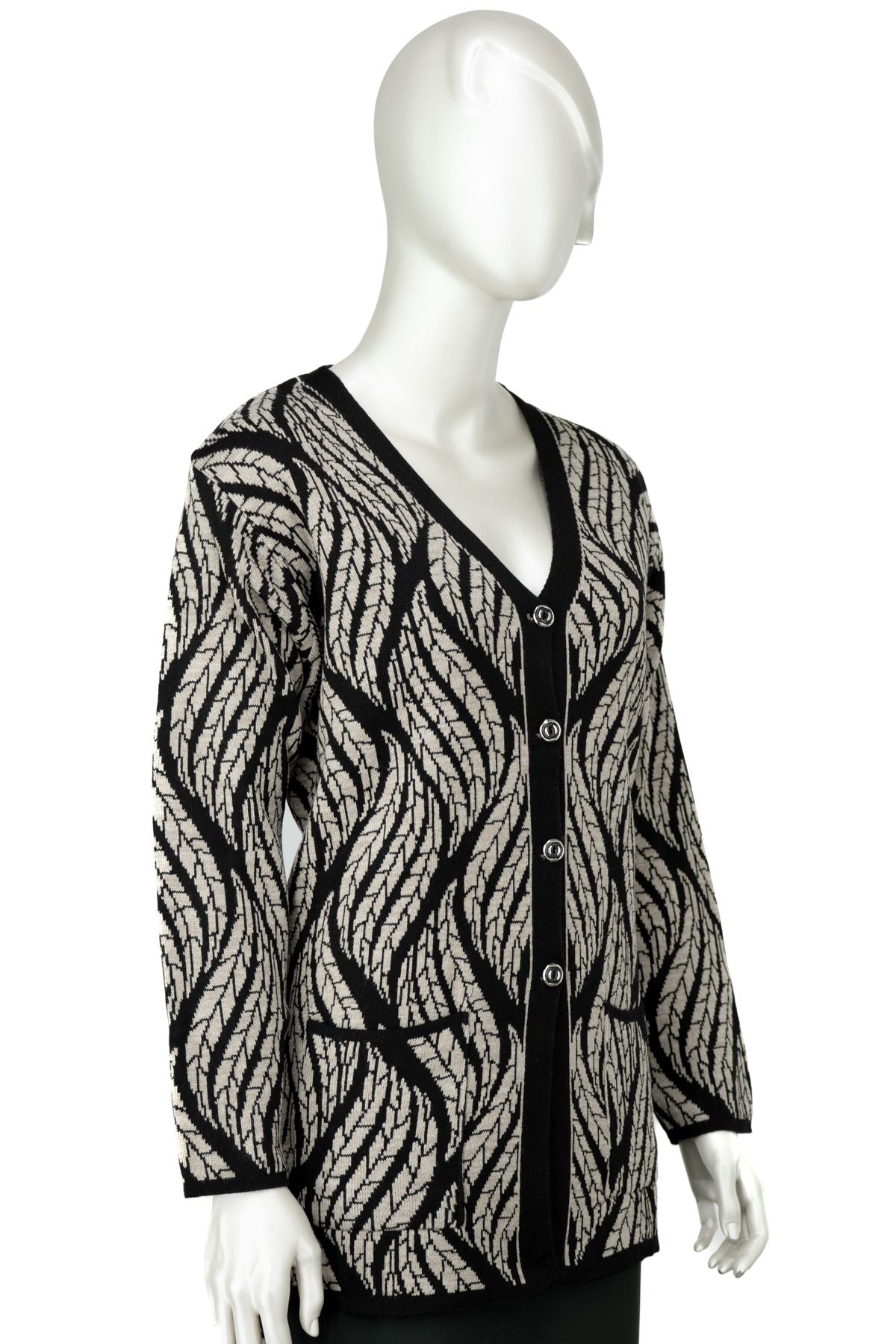 Kadın Kışlık Yünlü Örme Anne Hırka V Yaka Sümbül Motifli Çift Cepli Düğmeli Likralı Rahat