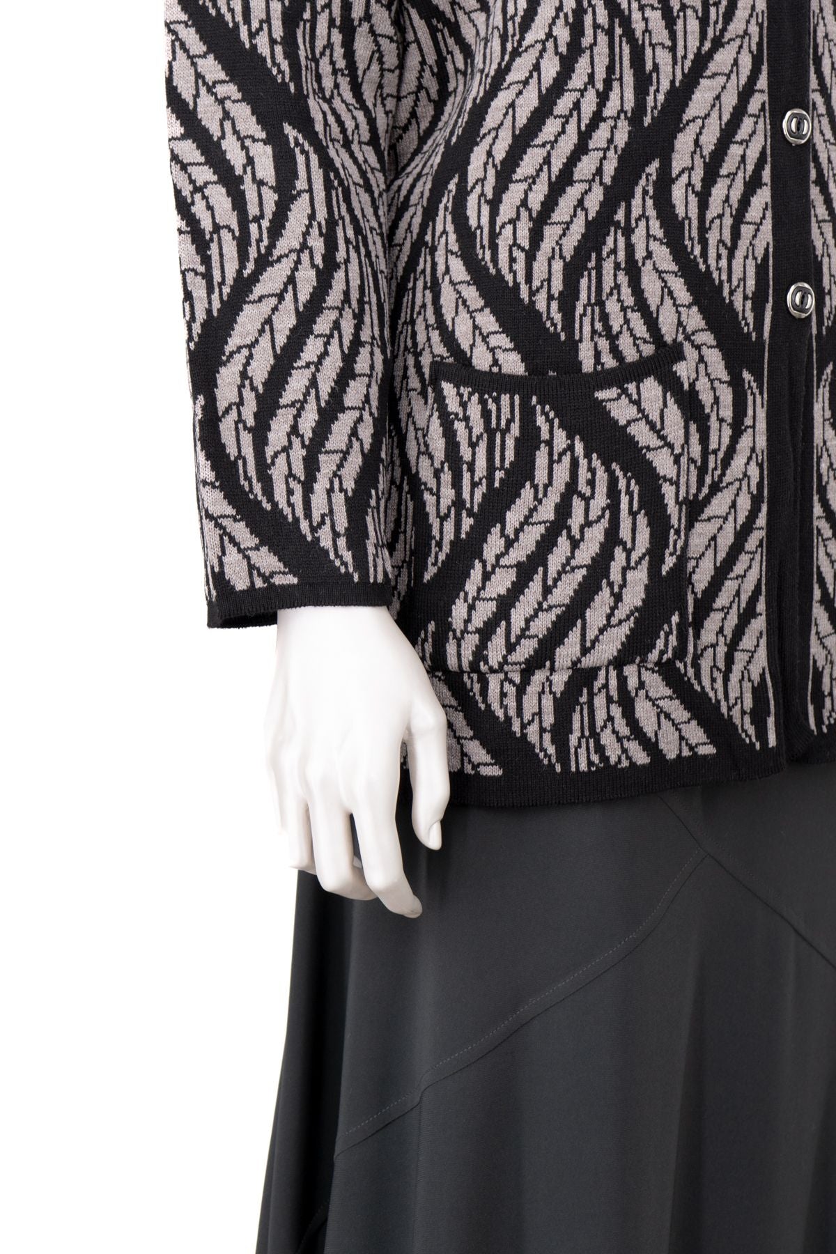 Kadın Kışlık Yünlü Örme Anne Hırka V Yaka Sümbül Motifli Çift Cepli Düğmeli Likralı Rahat