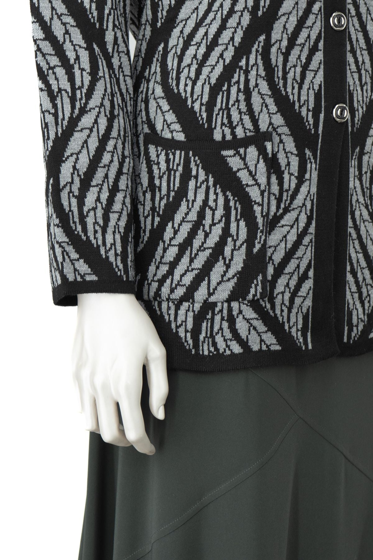 Kadın Kışlık Yünlü Örme Anne Hırka V Yaka Sümbül Motifli Çift Cepli Düğmeli Likralı Rahat