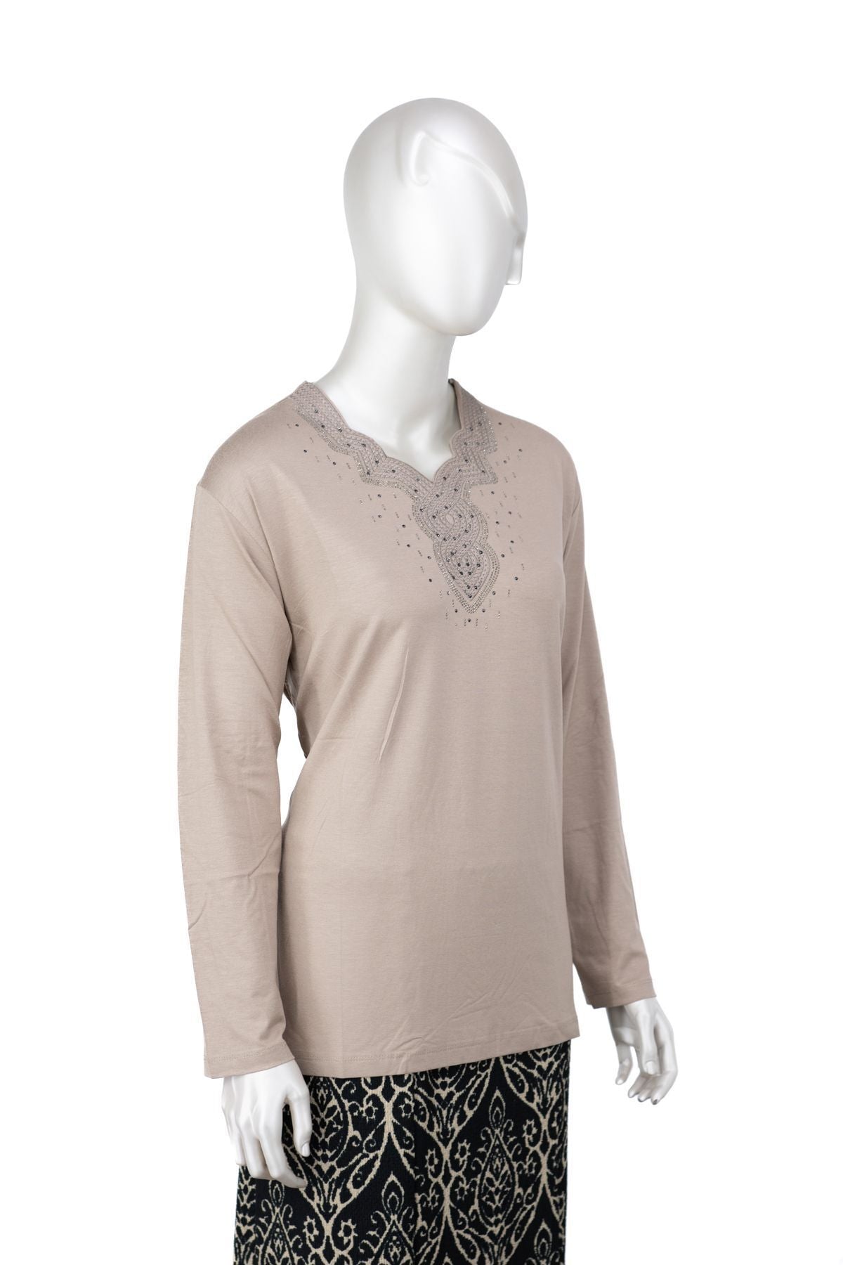 Kadın Turlu Viskon Penye Kumaş Anne Bluz Modern Taşlı ve Nakışlı Likralı V Yaka Tam Kalıp