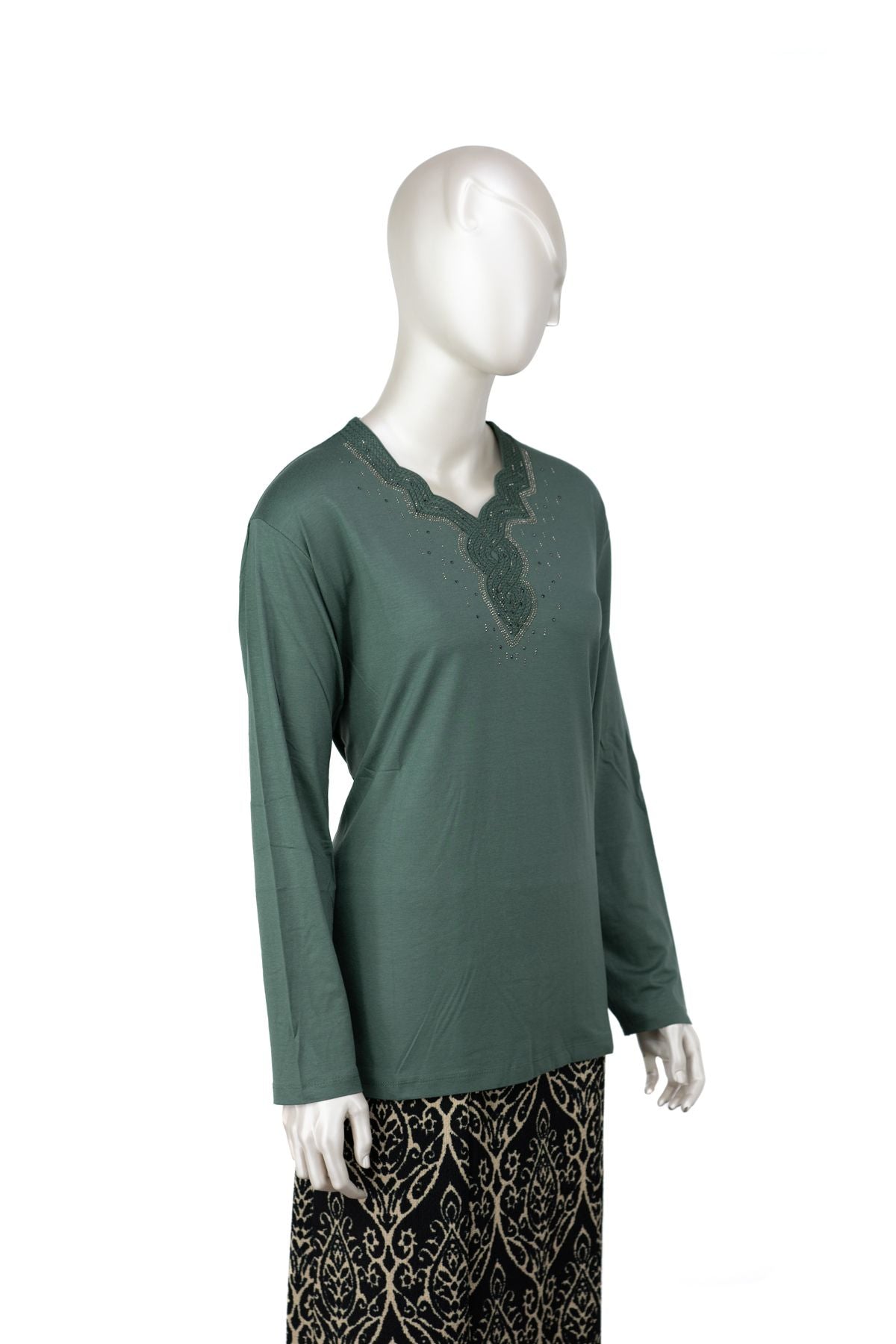 Kadın Turlu Viskon Penye Kumaş Anne Bluz Modern Taşlı ve Nakışlı Likralı V Yaka Tam Kalıp