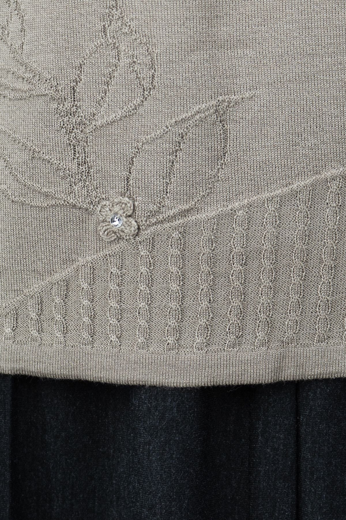 Kadın Anne Kazak Pamuklu Merserize Helen Örme V Yaka Taşlı ve Kendinden Motifli Likralı