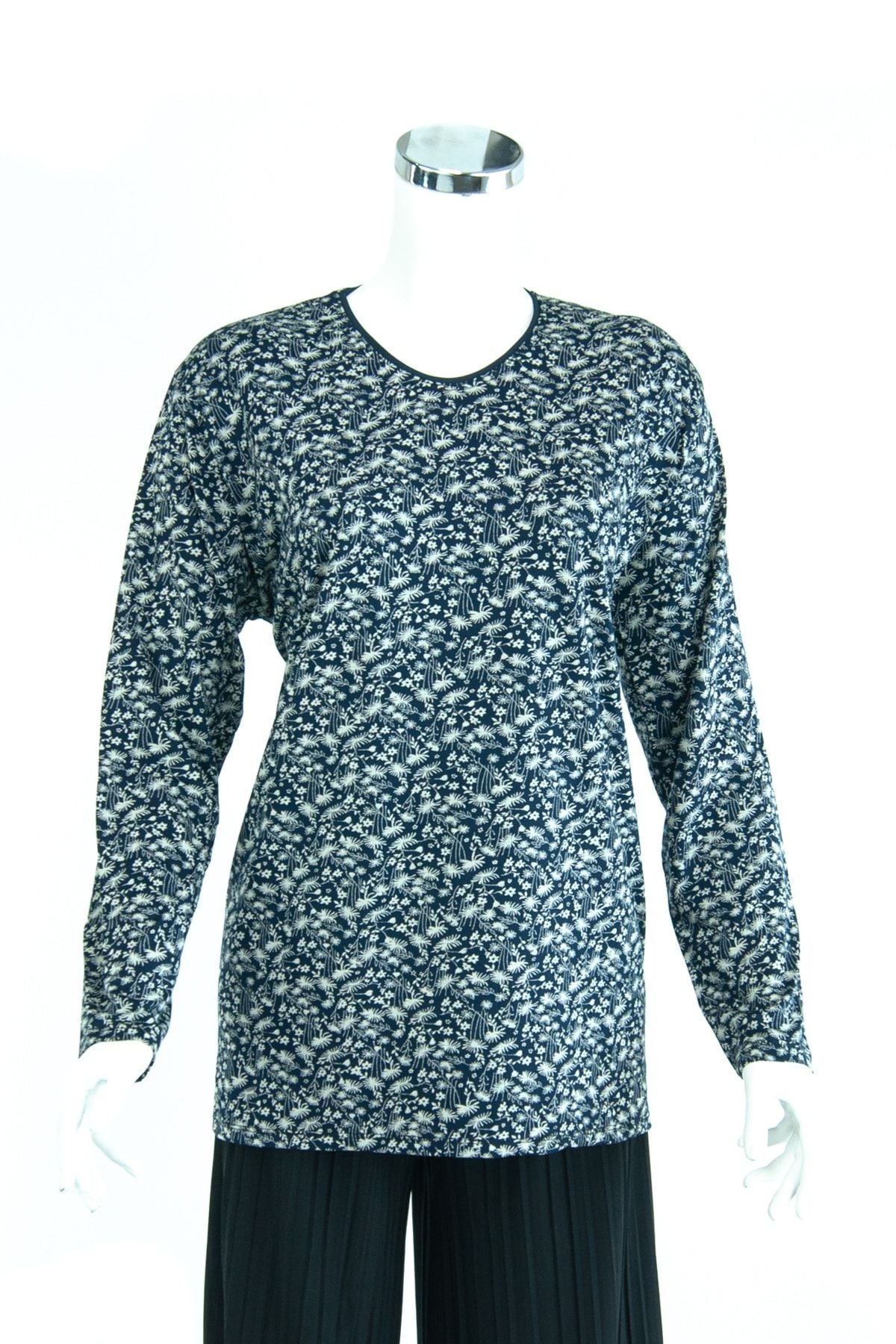 Kadın Beyaz Çiçek Adası Desenli Uzun Kollu Hafif V Yaka Likralı Viskon Penye Kumaş Anne Bluz