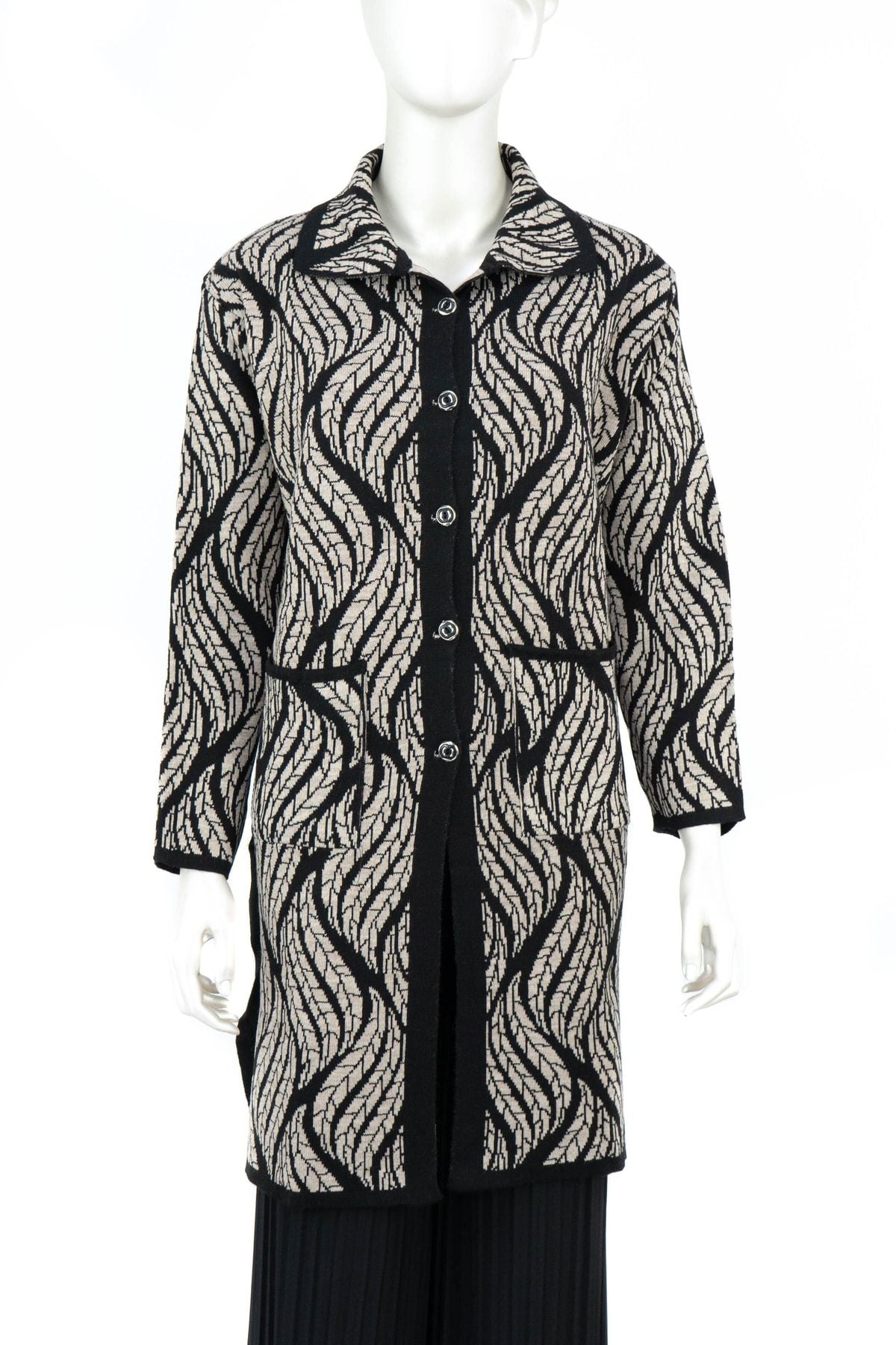 Kadın Kışlık Motifli Düğmeli Cepli Rahat Kesim Likralı Yünlü Dokuma Anne Hırka