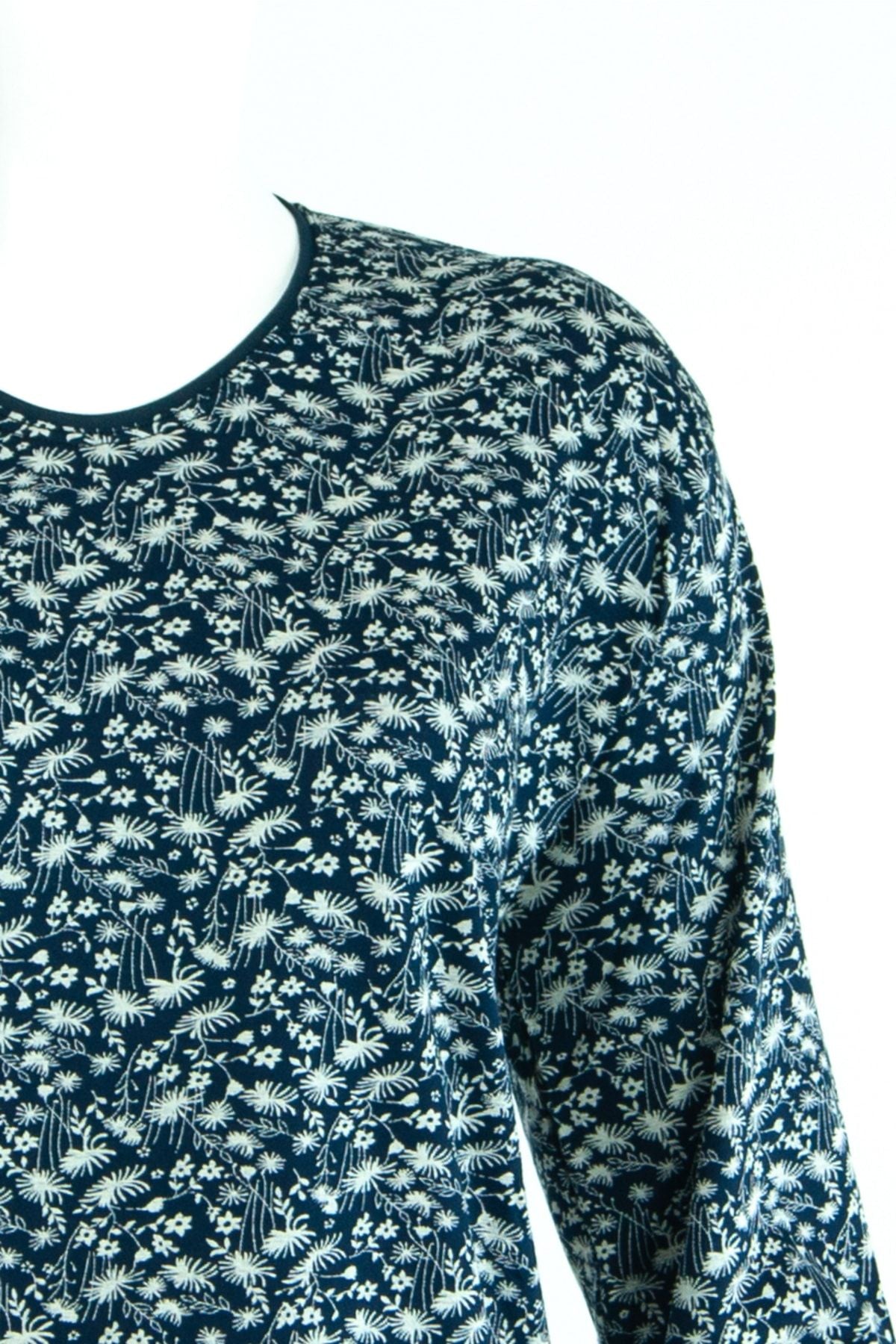 Kadın Beyaz Çiçek Adası Desenli Uzun Kollu Hafif V Yaka Likralı Viskon Penye Kumaş Anne Bluz