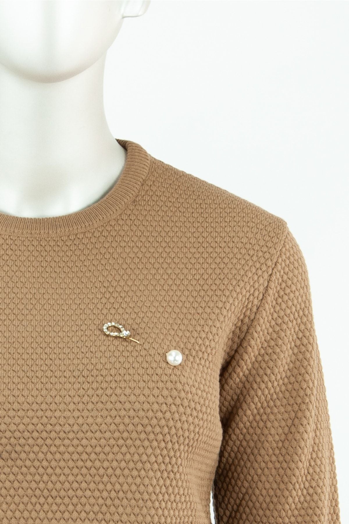 Kadın Kışlık Modelli Incili Broş Detaylı Uzun Kollu Yuvarlak Yaka Likralı Dokuma Triko Kazak