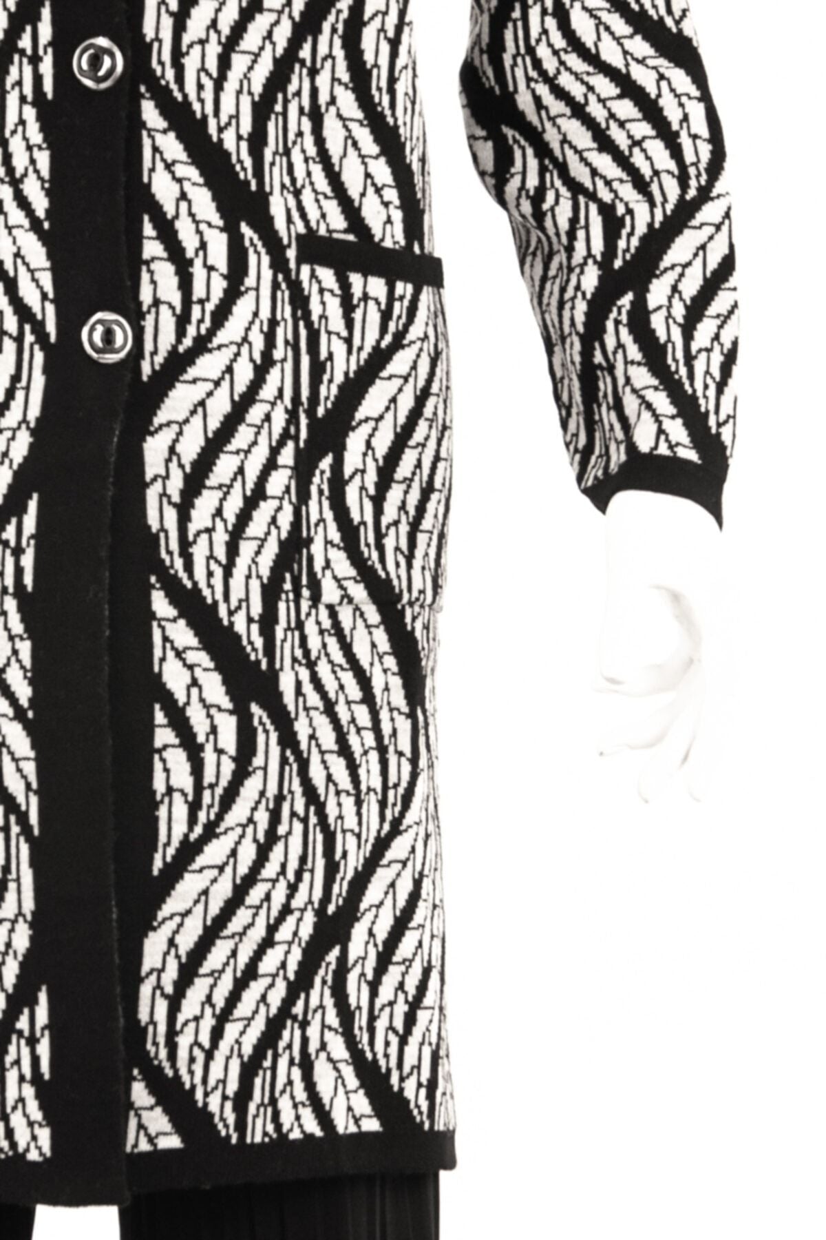 Kadın Bej Kışlık Motifli Düğmeli Cepli Rahat Kesim Likralı Yünlü Dokuma Anne Hırka